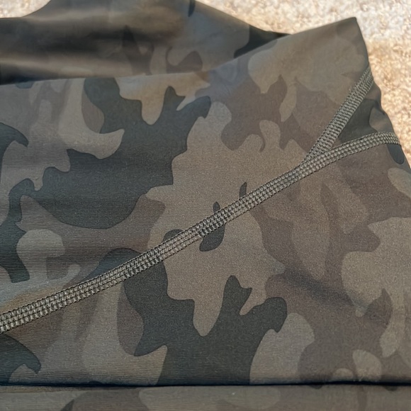 Lululemon Camo Leggings. Size 4 - Picture 9 of 9